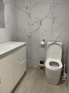 Baño blanco con aseo y lavamanos en F.A convenient and livable place for daily life日常生活便捷宜居的地方 en Melbourne