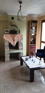 sala de estar con chimenea y mesa en Daphne Pansiyon, en Bergama