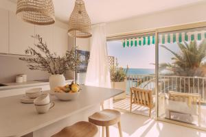 a kitchen and dining room with a view of the ocean at Soleil Riviera Apartament Côte d’Azur in Roquebrune-Cap-Martin