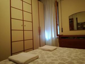 Un dormitorio con una cama, una cómoda y un espejo. en CASA ELIDA al Centro, en Santa Maria Navarrese