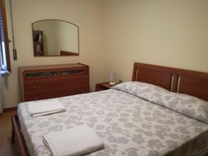 Un dormitorio con una cama y una cómoda con espejo. en CASA ELIDA al Centro, en Santa Maria Navarrese 7 fotos más