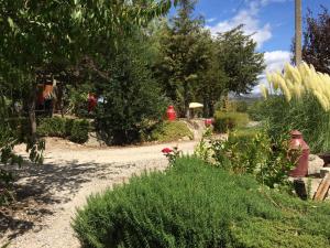 Um jardim no exterior de Quinta Formosa