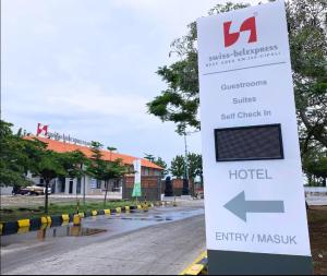 una señal para un hotel al lado de una carretera en Swiss-Belexpress Rest Area KM 164, Cipali, en Majalengka