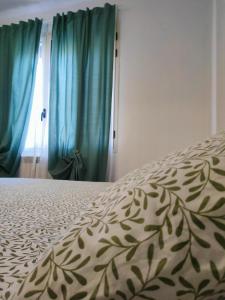 een close-up van een bed met blauwe gordijnen bij Bilocale 5 a pochi passi da Milano in Sesto San Giovanni