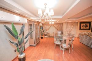 ein Esszimmer mit einem Tisch und Stühlen in der Unterkunft Platinum One Story Villa , 350 m , Heliopolis in Kairo