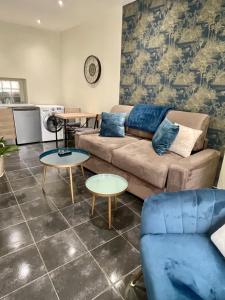 a living room with a couch and two tables at Studi'o Lubéron in Cavaillon