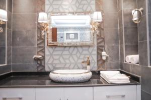 ein Bad mit einem Waschbecken und einem Spiegel in der Unterkunft Platinum One Story Villa , 350 m , Heliopolis in Kairo