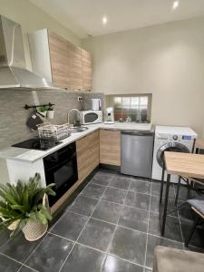 a kitchen with a sink and a stove top oven at Studi'o Lubéron in Cavaillon