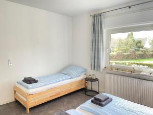 a bedroom with two beds and a window at Schwalbennest Ferienvermietung Arendholz in Hüde