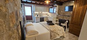 1 dormitorio con 1 cama en una habitación con cocina en Il Gaudente B&B, en Santa Fiora