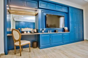bagno blu con lavandino e sedia di 50th Guest House a Vittoriosa