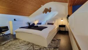 Tempat tidur dalam kamar di Lakeview Loft*Lake/Ferry access* Central