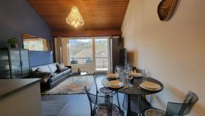 Posezení v ubytování Lakeview Loft*Lake/Ferry access* Central