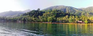 uma grande massa de água com montanhas ao fundo em Amber Sands Beach Resort em Ko Chang