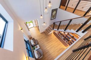 an overhead view of a staircase in a house at 清迈•印象1号市区长康路附近高端豪华泳池别墅Pool Villa Chiangmai in Chiang Mai