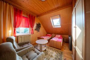 ビャウォヴィエジャにあるPokoje Gościnne Szpakの小さなお部屋で、椅子、テーブル、窓が備わります。