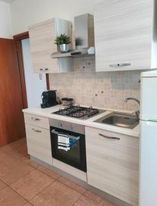 Köök või kööginurk majutusasutuses Bilocale 5 a pochi passi da Milano