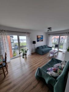 uma sala de estar com um sofá e uma mesa em Apartament Nad Wisłą u Ani em Tczew