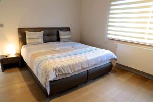 Un dormitorio con una cama con dos patos. en Royal Apartments Brussels, en Bruselas