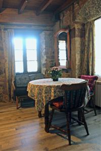 - une salle à manger avec une table, des chaises et des fenêtres dans l'établissement La Calleja Real, à Liérganes