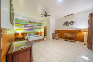 - une chambre avec un lit et un mur coloré dans l'établissement Nameera Villa, à Seminyak