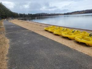 une rangée de kayaks jaunes bordés sur la plage dans l'établissement Restaurang Sjövik, à Motala