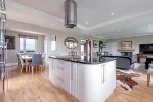cocina y sala de estar con mesa y sillas en Monksholm House - Sleeps 10 - 5 Mins from St Andrews, en St Andrews