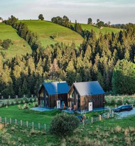 widok z góry na dom na wzgórzu w obiekcie Owczarnia Tatry w Bukowinie Tatrzańskiej
