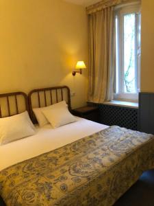 um quarto com uma cama e uma janela em Hotel Xalet la Coromina em Viladrau