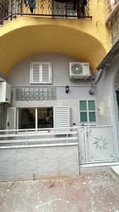 - un bâtiment avec un portail et un balcon avec un ventilateur dans l'établissement Appartamento Regina Margherita, à Naples