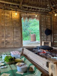 uma cozinha com uma mesa com comida em La Montana De Luong Son 