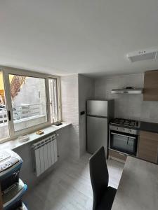 uma pequena cozinha com um fogão e uma janela em Appartamento Regina Margherita em Nápoles