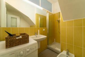 ein kleines Bad mit einem Waschbecken und einem WC in der Unterkunft Lotus Apartment by Wonderful Italy in Bellagio