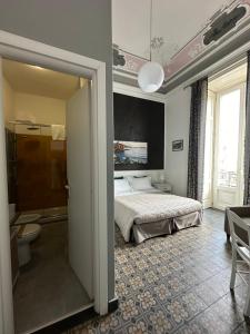 1 dormitorio con 1 cama y baño en B&B I Puritani, en Catania
