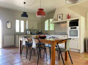 Nhà bếp/bếp nhỏ tại Maison avec piscine sur les hauteurs de Valbonne