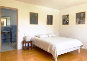 Giường trong phòng chung tại Maison avec piscine sur les hauteurs de Valbonne +20 ảnh