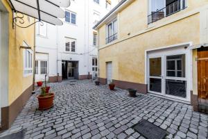 un patio vacío con macetas y edificios en Quiet studio Center Lyon AIL, en Gare des Brotteaux