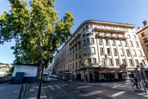 un gran edificio blanco en una calle de la ciudad con un árbol en Haven of peace in the heart of Lyon, en Lyon