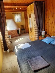 Posteľ alebo postele v izbe v ubytovaní Szilvásváradi Kemencés Apartmanok