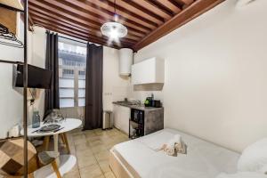 een klein appartement met een keuken en een tafel bij Le Canut - Quiet AIL in Lyon