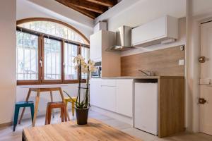 Η κουζίνα ή μικρή κουζίνα στο Plaisir du Vieux Lyon AIL