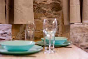 uma mesa com pratos e copos sobre uma mesa em Cozy studio in the heart of Lyon - Cordeliers AIL em Lyon