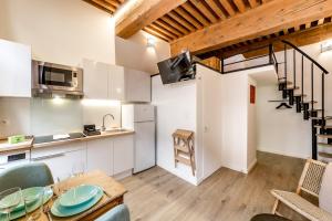 uma cozinha e sala de jantar com mesa e cadeiras em Cozy studio in the heart of Lyon - Cordeliers AIL em Lyon