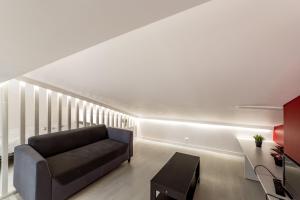 - un salon avec un canapé et une table dans l'établissement Central Studio Jacobins AIL, à Lyon