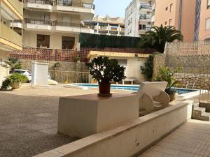 Bazén v ubytovaní Apartamentos Amatista alebo v jeho blízkosti