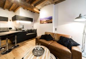 una sala de estar con un sofá y una mesa en Beau bijou au cœur du Vieux Lyon AIL, en Lyon 8 fotos más
