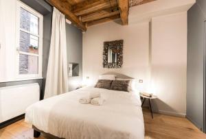 Un dormitorio con una gran cama blanca con dos toallas encima. en Beau bijou au cœur du Vieux Lyon AIL, en Lyon