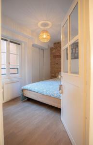 En eller flere senge i et værelse på Modern and cozy in the heart of Saint-Jean AIL