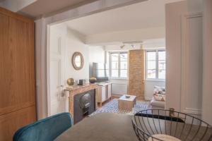 ein Wohnzimmer mit einem Tisch und einem Kamin in der Unterkunft Modern and cozy in the heart of Saint-Jean AIL in Lyon