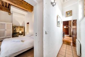 1 dormitorio con 1 cama blanca grande y pasillo en The Lawyers' Lodge of Old Lyon AIL, en Lyon